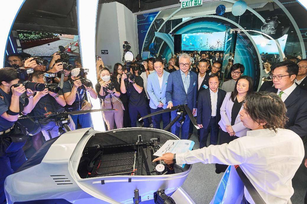 香港數(shù)碼港低空經(jīng)濟(jì)應(yīng)用展示廳開放<strong></p>
<p>數(shù)碼印刷機(jī)
</strong>，展出氫能源無(wú)人機(jī)等產(chǎn)品:數(shù)碼印刷機(jī)
